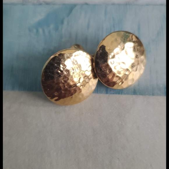MONET (c) Hammered Clip On Vintage Earrings - Picture 2 of 6